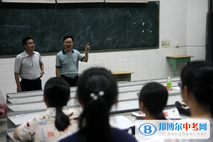 高考在即，四川省威遠(yuǎn)中學(xué)領(lǐng)導(dǎo)慰問高三考生