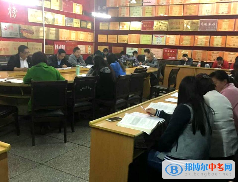 資中縣龍結(jié)中學(xué)召開四?？荚嚪治鰰? width=